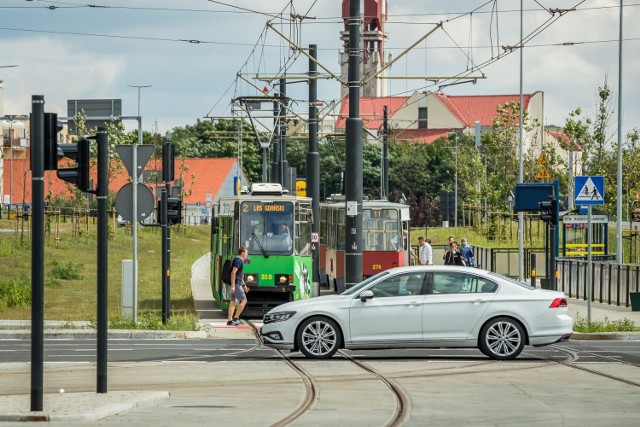 Na rondzie Kujawskim nie da się sprawić, by samochodowy wilk był syty i tramwajowa owca cała