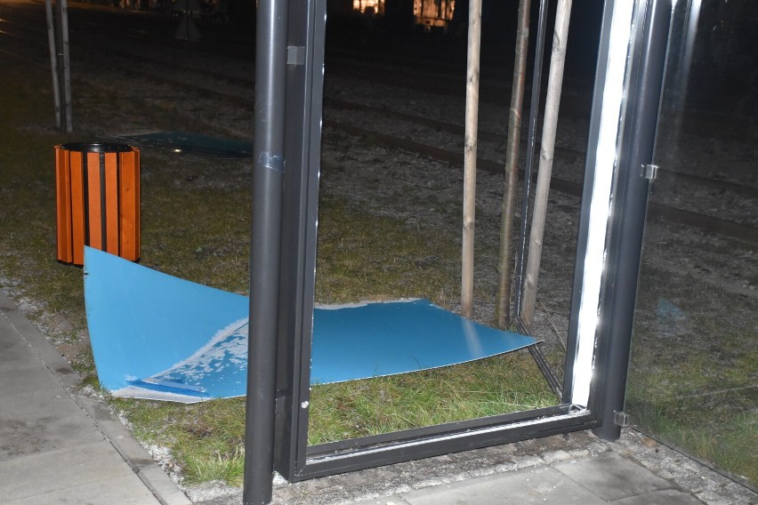 Plaga wandalizmu w Pleszewie! Po raz kolejny zniszczono przystanek na terenach pokolejowych