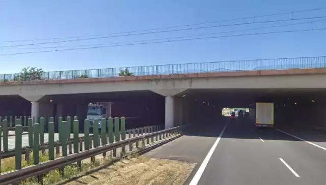 Kobieta spadła z wiaduktu w Luboniu na pas awaryjny autostrady.