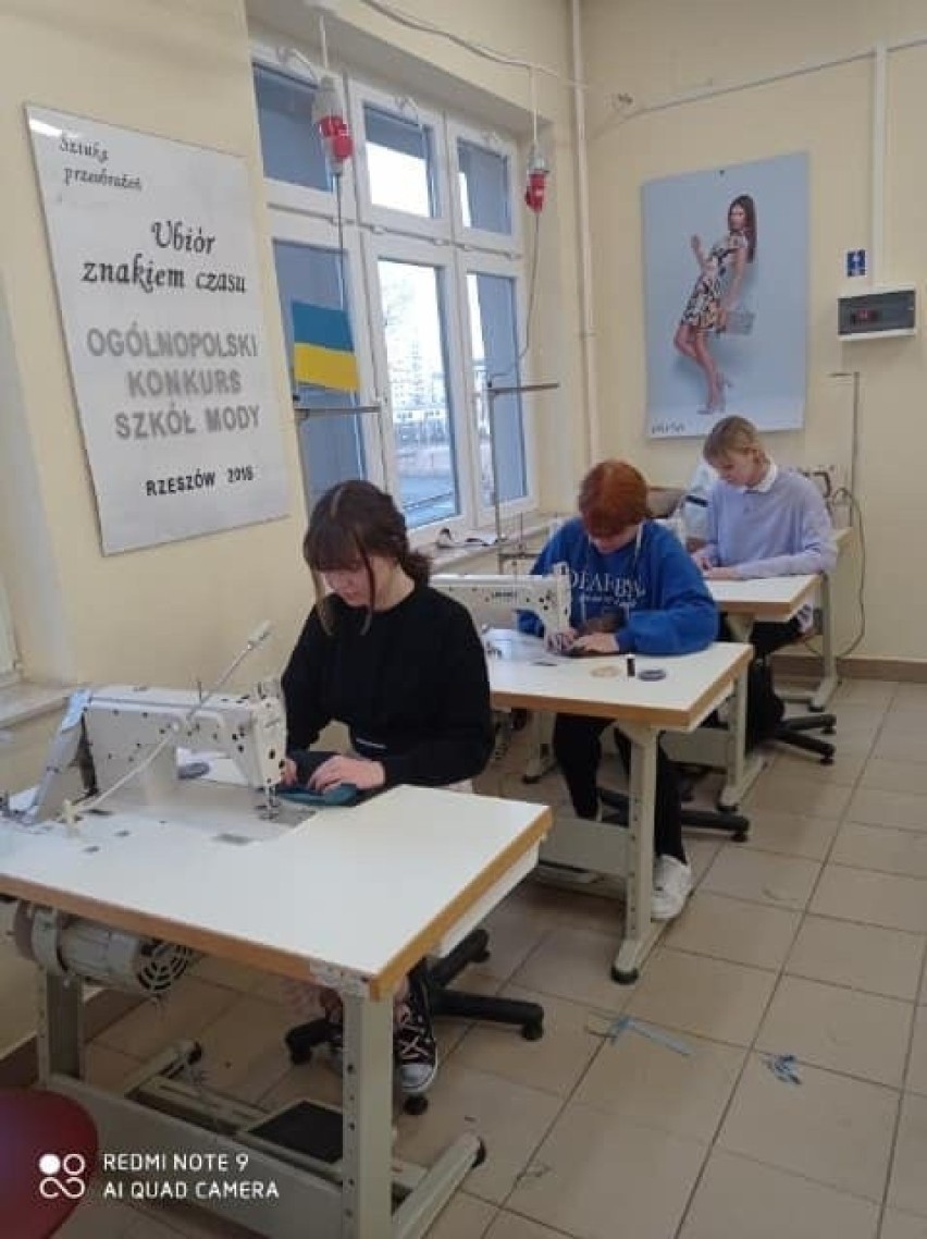 Uczniowie z klas odzieżowych rzeszowskiego Zespołu Szkół Gospodarczych szyją dla Ukraińców indywidualne apteczki [ZDJĘCIA]