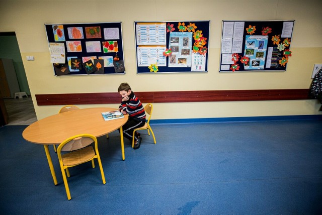 Wolne sale w szkołach urzędnicy chcą przekształcić m. in. na większe pokoje nauczycielskie.