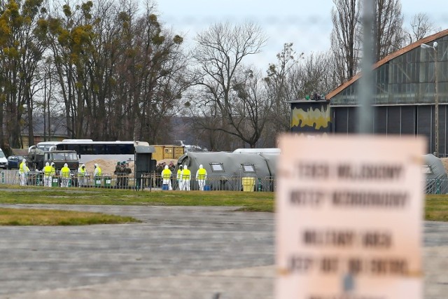 Na wrocławskie lotnisko przyjechało w piątek około 10 amerykańskich ciężarówek. Widać wielu mundurowych w kombinezonach i wznoszone namioty. Co się tam dzieje?

 - Powstający na terenie lotniska wojskowego na wrocławskich Strachowicach  szpital polowy jest przeznaczony na potrzeby Wojska Polskiego i ćwiczeń Defender 2020 – potwierdził  w rozmowie z nami ppłk Marek Pawlak, rzecznik prasowy Dowódcy Generalnego Rodzajów Sił Zbrojnych. Nie chciał potwierdzić, czy brane jest pod uwagę ewentualne udostępnienie szpitala na cele cywilne w razie rozszerzenia epidemii koronawirusa w naszym regionie. 

Od kilku dni na terenie  lotniska wojskowego na wrocławskich Strachowicach podlegającego 8 Bazie Lotnictwa Transportowego w Krakowie, widać krzątających się żołnierzy w kombinezonach i widać kolejne, budowane namioty. Dziś do bazy wjechało około 10 amerykańskich ciężarówek. Szpital ma pomieścić około 400 miejsc dla chorych – taką informację, powołując się na Ministerstwo Obrony Narodowej, podało wcześniej Polskie Radio Wrocław.

W ćwiczeniach Defender Europe 20 które rozpoczęły się 28 lutego, docelowo weźmie udział 37 tys. żołnierzy Sojuszu, w tym 20 tys. żołnierzy amerykańskich przerzuconych bezpośrednio z terytorium USA i kolejne 9 tys. którzy stacjonują już w Europie. Polskie zaangażowanie to około 3 tys. żołnierzy. Najbliżej nas biorący udział ćwiczeniach Defender 2020 będą stacjonować w Żaganiu nie daleko Zielonej Góry.