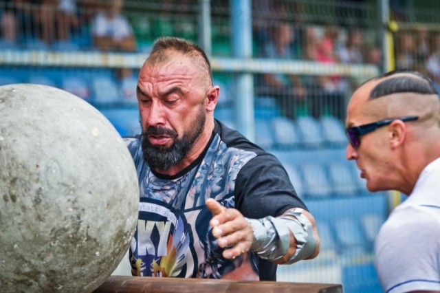 W Kietrzu zakończyły się mistrzostwa Polski strongmanów. W wadze 90 kilogramów startował radomianin, Sebastian Brzyski. Zajął czwarte miejsce, a do podium zabrakło mi zaledwie jednego punktu.  
- Z jednych konkurencji jestem bardziej zadowolony, a z innych mniej. W pewnym momencie zajmowałem już odległe dziewiąte miejsce i trzeba było gonić. Walczyłem do końca, zostawiłem dużo zdrowia i serca i z tego jestem zadowolony - mówi radomski strongman. 
Sebastian Brzyski był najstarszy w swojej kategorii. Skończył juz 40 lat, ale mimo to nadal nie brakuje mu zapału do morderczego treningu i rywalizacji. Na tle młodych rywali wypadł bardzo dobrze i jak sam przyznaje, chciał dobrze reprezentować Radom. 

KLIKNIJ W PRAWO, ABY ZOBACZYĆ KOLEJNE ZDJĘCIA ===>>>