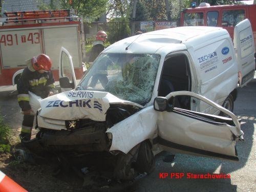 Wypadek w Osinach. Auto uderzyło w drzewo [zdjęcia]
