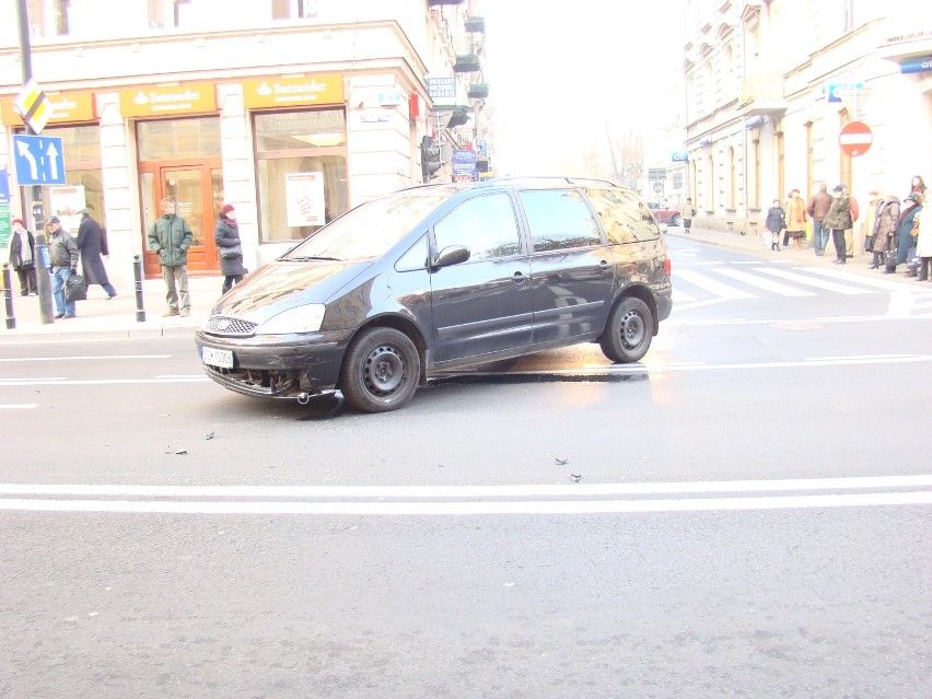 Krakowskie Przedmieście zablokowane przez wypadek