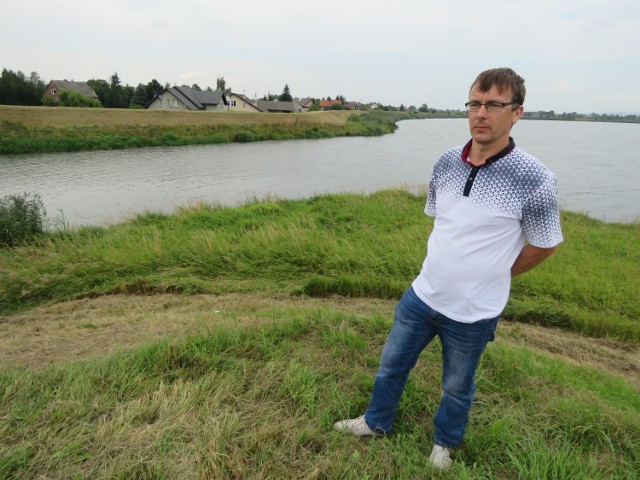 Jan Michalec stoi w miejscu, gdzie koryto i brzegi Wisły nie były od dawna oczyszczane. W innych miejscach ludziom zapada się ziemia a rowy odwadniające przy potokach są zarośnięte. W razie powodzi grozi to zalaniem całej wsi