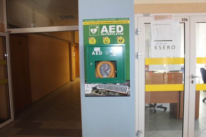 Kolejny defibrylator AED na mapie Leszna. Dostępny jest w holu PWSZ 