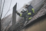 Leszno: Pożar kamienicy na ulicy Średniej. Trzy osoby ewakuowano z płonącego budynku [ZDJĘCIA]