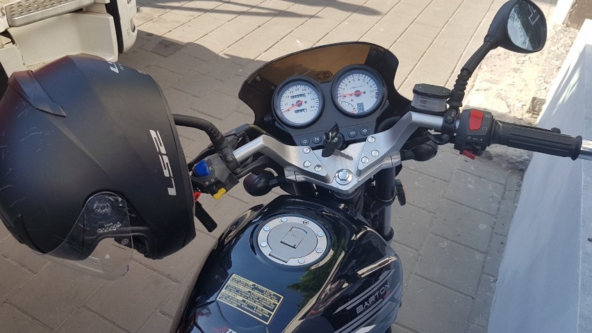 Wypadek motocyklisty na Wólczańskiej w Łodzi. Kierowca wyjeżdżał z rynku i nie ustąpił pierwszeństwa [ZDJĘCIA, FILM]