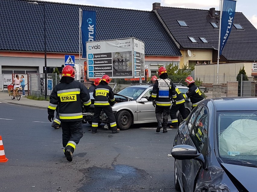 Wypadek w Sławięcicach. Honda zderzyła się z oplem.