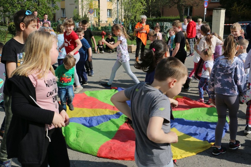 Gry, zabawy i konkursy dla dzieci przy MCK w Aleksandrowie...