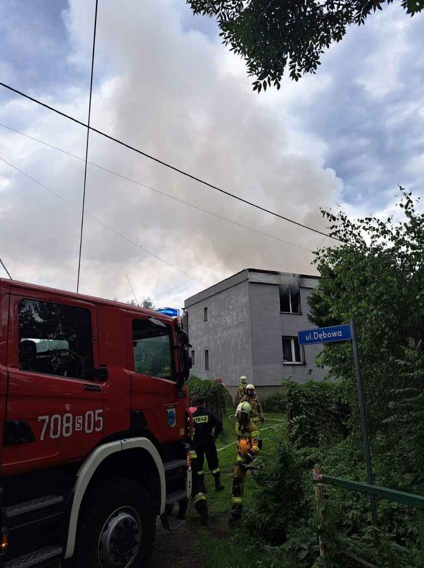 Cięcina. Pożar na ulicy Dębowej. Ogień strawił piętro budynku mieszkalnego.