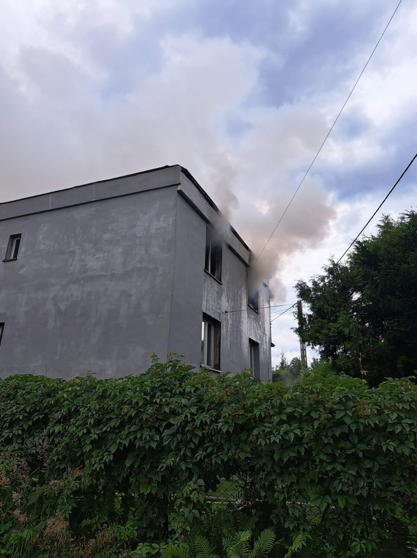 Cięcina. Pożar na ulicy Dębowej. Ogień strawił piętro budynku mieszkalnego.