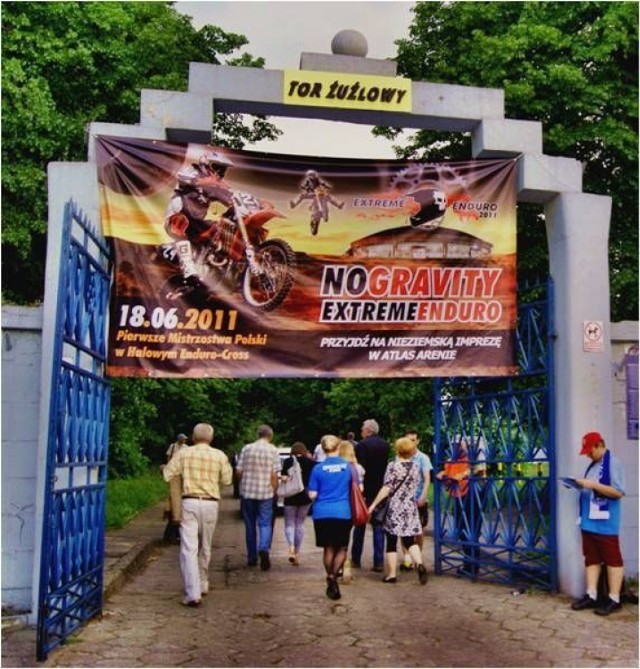 Baner reklamowy zawod&oacute;w No Gravity Extreme Enduro przy wejściu na tor żużlowy Orła Ł&oacute;dź. 
fot. Mariusz Reczulski