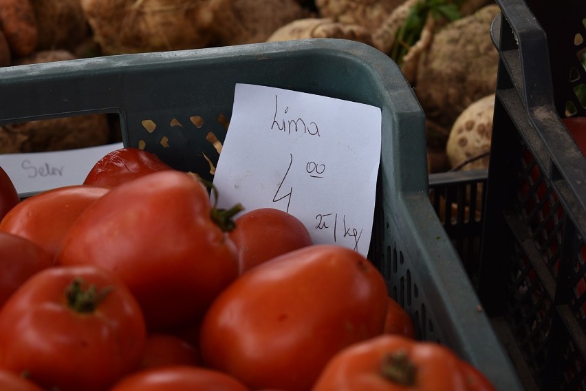 Sprawdziliśmy ceny warzyw i owoców na Dworzysku. Jest drożej niż przed rokiem. Szczególnie widać to na przykładzie pomidorów na przetwory
