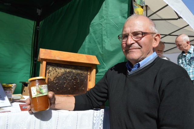 Edward Turziak z Niwicy w powiecie żarskim pszczelarstwem trudni się od ponad 30 lat. Jego miody często zdobywają nagrody w konkursach. Cóż nie ma to jak słodkie życie- dodaje.