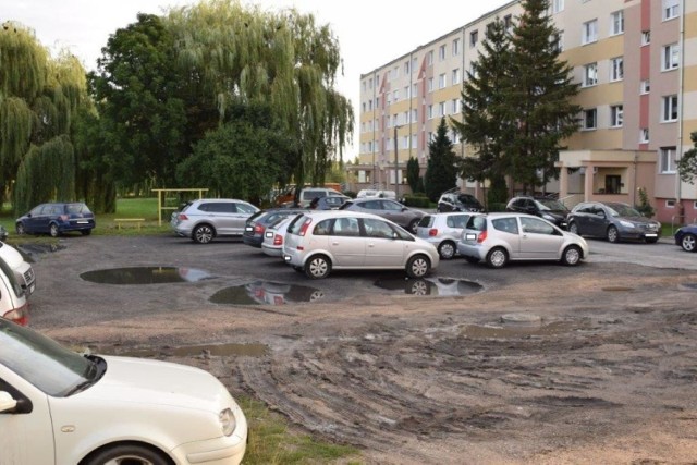 - Obecnie teren wykorzystywany jest przez mieszkańców okolicznych budynków jako plac postojowy o nawierzchni gruntowo-żużlowej - podkreśla Adriana Szymanowska, rzecznik prasowy prezydenta Inowrocławia