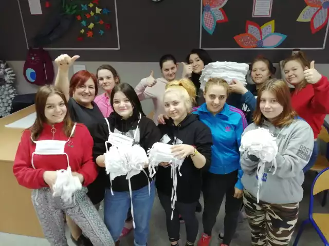 Maseczki ochronne szyją dla bytomskiego szpitala dziewczęta z Młodzieżowego Ośrodka Wychowawczego w Radzionkowie.