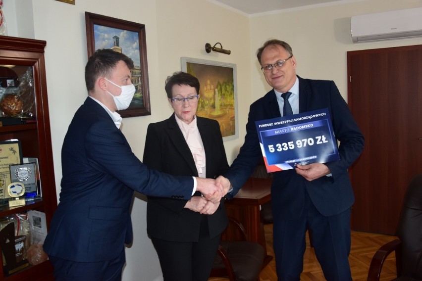 Poseł Anna Milczanowska przekazała czek na 5,3 mln zł prezydentowi Radomska. Na co zostaną przeznaczone pieniądze? [ZDJĘCIA]