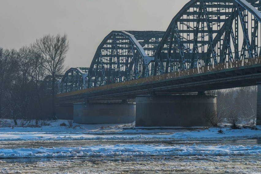 Most w bydgoskim Fordonie i Wisła w zimowej scenerii