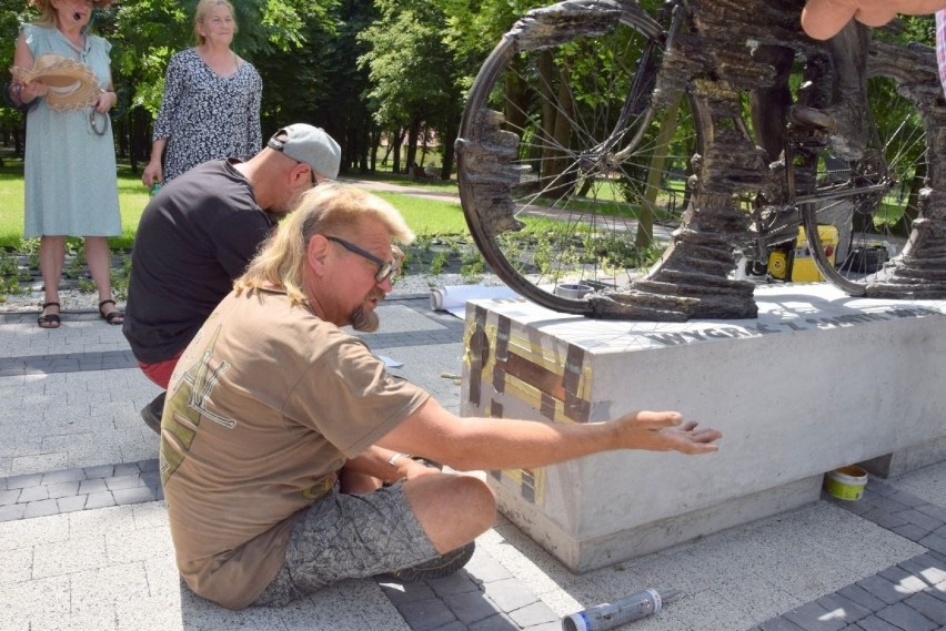 Niesamowity pomnik kolarza z rozpiętymi skrzydłami powstał w Busku-Zdroju. Zobaczcie, jak się prezentuje [ZDJĘCIA, WIDEO]