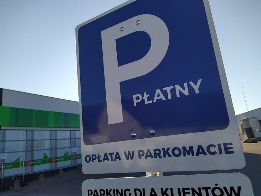 Płatny parking przy markecie w Skokach. Wcześniej na taki krok zdecydował się inny sklep w Wągrowcu 