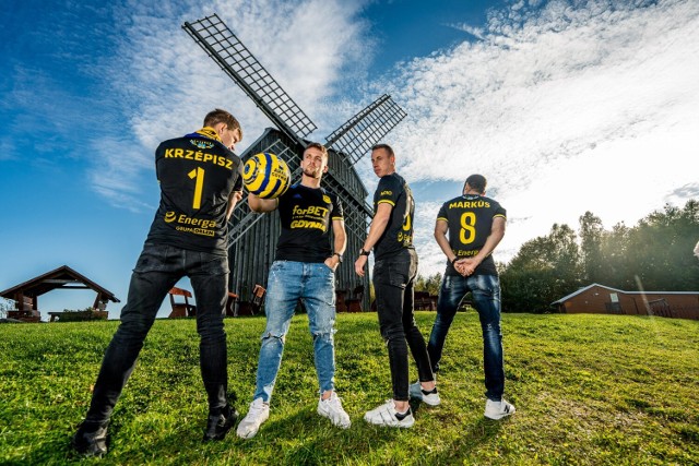 Piłkarze Arki Gdynia już raz przebrali się w specjalne koszulki i uczestniczyli w nich w sesji zdjęciowej na Kaszubach. Teraz czas, aby wybiegli w nich na boisko i odnieśli dwa zwycięstwa!