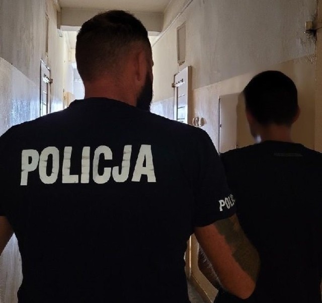 Policjanci z Komendy Powiatowej Policji w Tczewie zatrzymali mężczyznę, który z otwartego samochodu ukradł portfel z kwotą 1300 złotych.