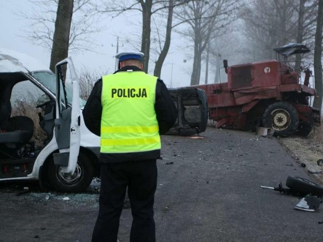 Do tragicznego wypadku doszło około godziny 6 rano pod Wągrowcem. Zderzyły się: kombajn i ciągnik rolniczy, bus oraz samochód osobowy. Kierowca busa oraz traktorzysta z ciężkimi obrażeniami ciała trafił do szpitala. Przewieziono tam kierującą samochodem osobowym kobietę. 

Więcej: Karambol pod Wągrowcem! Przejazd zablokowany przez kilka godzin