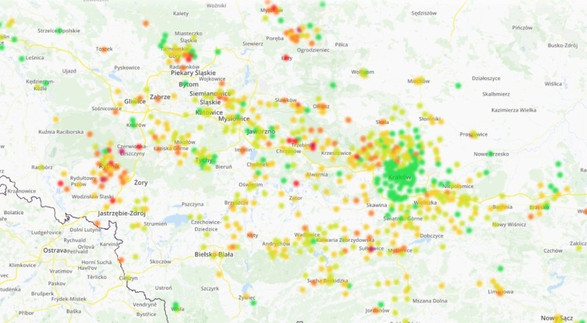 -  Ta zielona plama to Kraków, który jest pierwszym w Polsce miastem z zakazem ogrzewania paliwami stałymi. Kolor punktów opisuje oczywiście jakość powietrza. A im bardziej zielono tym lepiej - informował w niedzielę w nocy SmogLab.