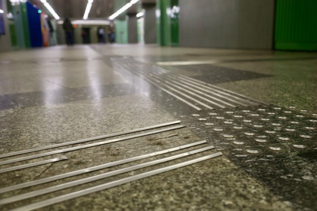 Niebezpieczne listwy w Warszawskim metrze. Radny z Ursynowa interweniuje