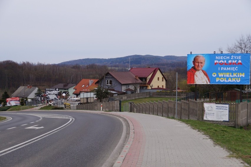 Wójt Lanckorony opłacił ten baner przy DK 52 w Izdebniku