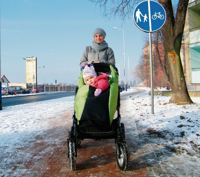 Katarzyna Kawczak śmieje się, że nie jest jednośladem, bo wózek z małą Anią zostawia dwa