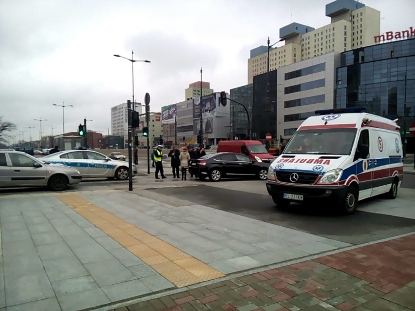 Wypadek rowerzysty na skrzyżowaniu Piotrkowskiej i Mickiewicza w Łodzi. 19-latek w szpitalu