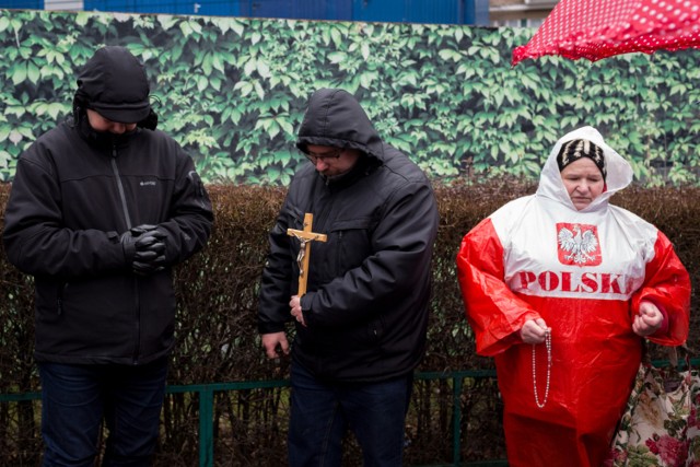 Sejm, Warszawa. Miasteczko KOD, Obywateli RP i... różaniec [ZDJĘCIA]