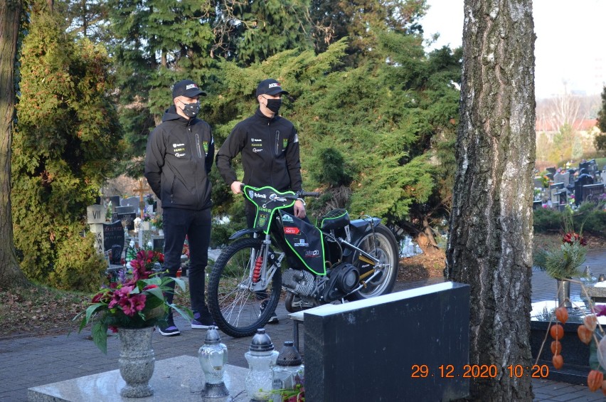 Pogrzeb Konrada Kuśki mechanika żużlowców ROW Rybnik. Na cmentarzu zaryczał motocykl żużlowy