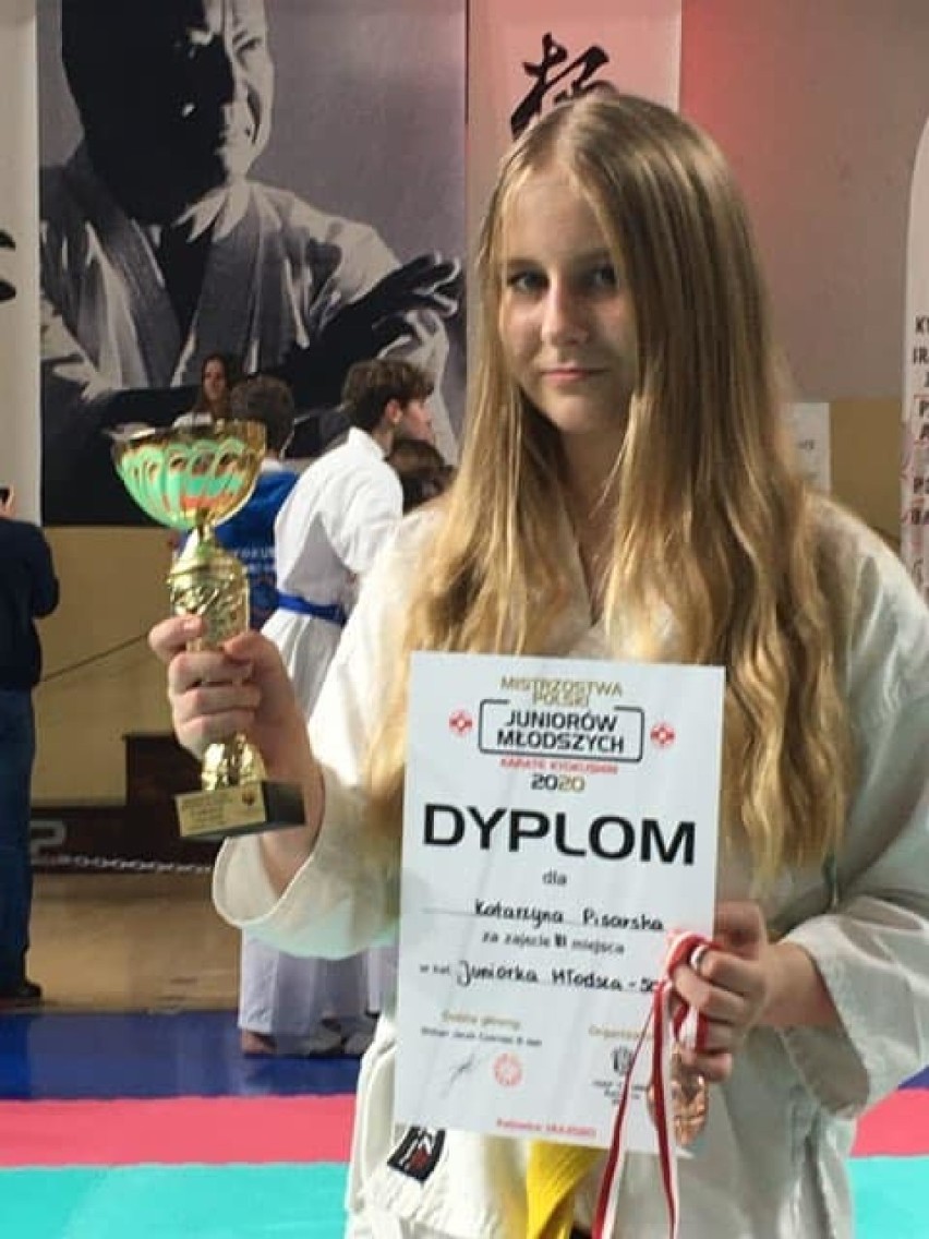 Katarzyna Pisarska z Przemyskiego Klubu Karate Kyokushin z brązowym medalem Mistrzostw Polski 