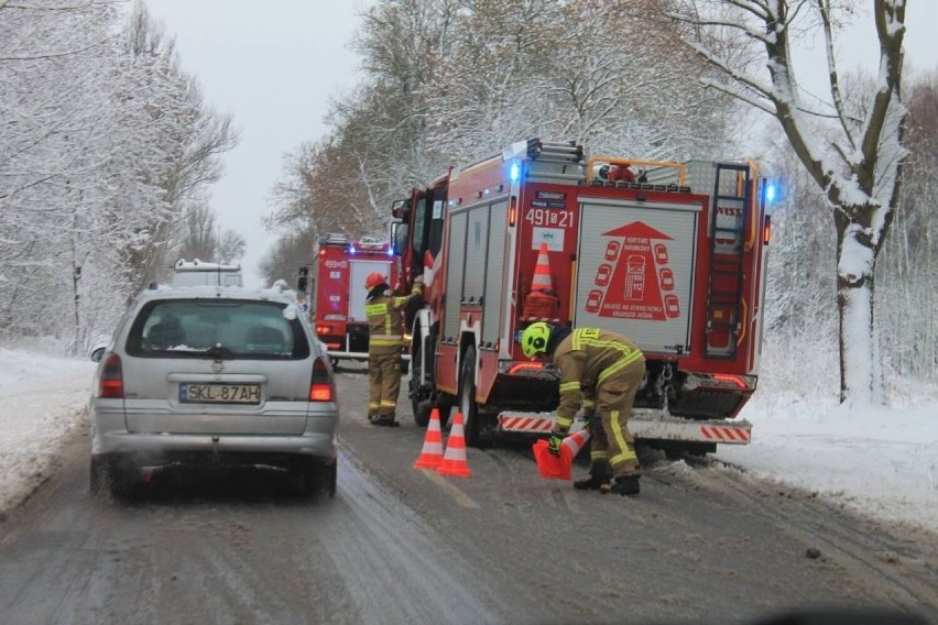 W miejscu wypadku interweniuje policja i straż pożarna.