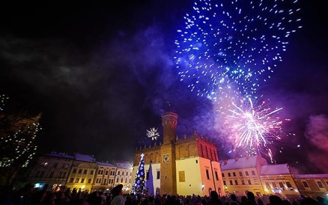 Tarnowski Rynek
Od godz. 23 zgromadzeni na rynku tarnowianie będą mogli usłyszeć najnowsze tegoroczne przeboje puszczane przez didżeja. Równo z nastaniem Nowego Roku rozpocznie się natomiast blisko dziesięciominutowy pokaz sztucznych ogni. Powitanie Nowego Roku na tarnowskim rynku zakończy się około godziny 0:30.