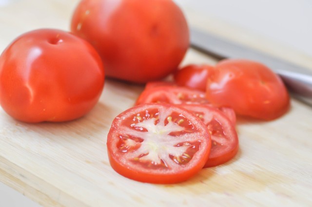 Nasiona pomidorów wraz z wodnistą częścią miąższu doprowadzamy do fermentacji, zanim schowamy je do posiania w przyszłym roku.