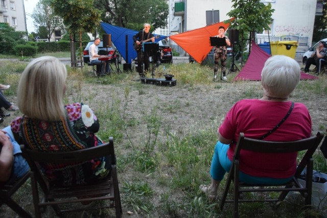 W zeszłym roku koncert dla swoich sąsiadów zorganizował Cezary Żołyński. 5 Pora Roku zagrała przy ul. Dzieci Wrzesińskich.