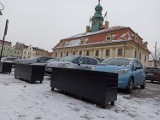 Na rynku w Rawiczu postawiono donice. Ich zadaniem nie będzie tylko upiększenie placu, ale też wyznaczenie miejsc parkingowych