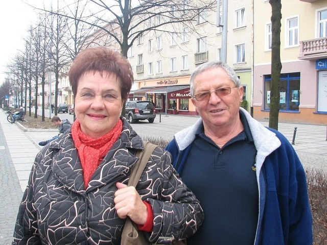 Anna, Stefan Nagalewscy 
Na placu mogłoby powstać kilka ogródków piwnych. Do takich miejsc przychodzą nie tylko młodzi ludzie. Często gdy pogoda dopisuje chodzimy na spacery, byłoby miło gdyby można było spokojnie usiąść, wypić kawę czy piwo. Na placu Biegańskiego przydałoby się więcej ławeczek. Ważne jest żeby przyjezdni mogli znaleźć podstawowe informacje, takie jak np. odnalezienie najbliższego parkomatu. Gdy jest ciepło bardzo mile widziane byłoby stanowisko, gdzie sprzedawane są lody i zimne napoje. Z tego pustego teraz miejsca, mogłoby powstać centrum, w którym spotykają się mieszkańcy w każdym wieku. Ważne dla nas jest, aby wszystko było w jednym miejscu, blisko. Chcielibyśmy usiąść swobodnie i nie biegać po całych alejach w poszukiwaniu kawy, lodów czy czegoś zimnego do picia.