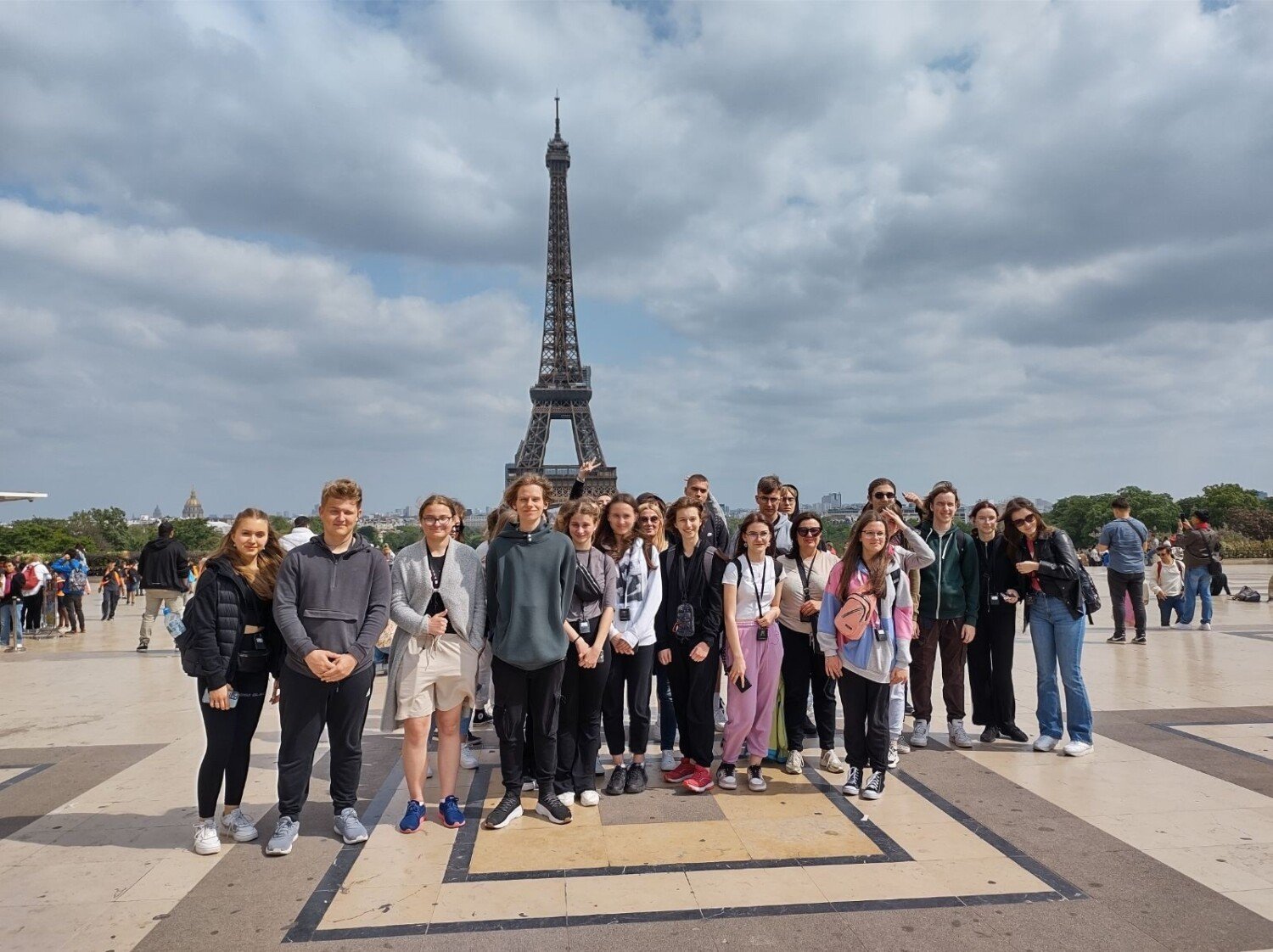 Étudiants de Jędrzejów « Konarski » lors d’une expédition en France.  Ils ont vu Paris, Versailles et visité Disneyland.  Une belle aventure !