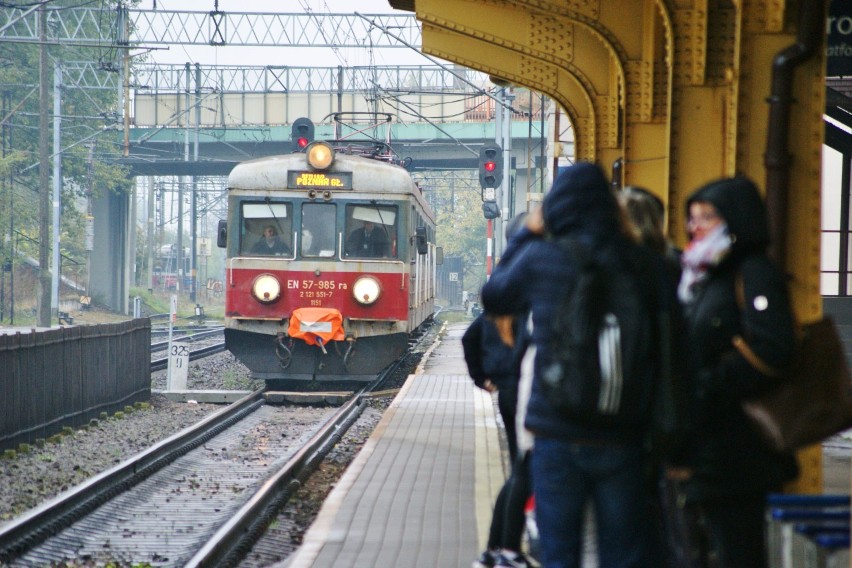 Remont dworca PKP w Inowrocławiu. Pogoda nie rozpieszcza pasażerów [zdjęcia]