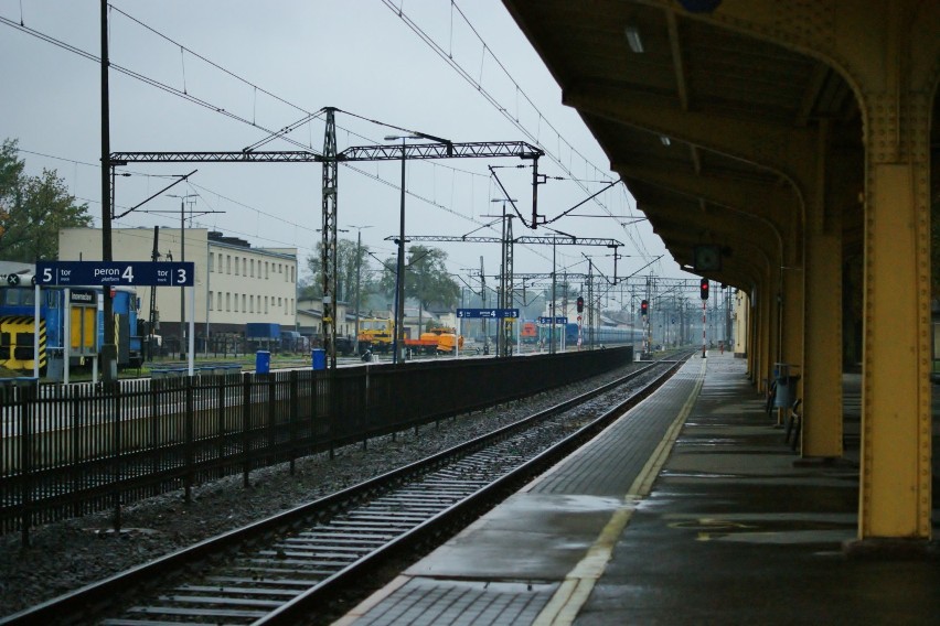 Remont dworca PKP w Inowrocławiu. Pogoda nie rozpieszcza pasażerów [zdjęcia]