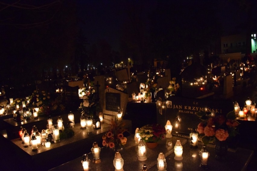 Stary cmentarz w Zduńskiej Woli 1 listopada 2019. Nocne zdjęcia 