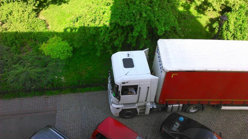 Ciężarówka pod Basztą Dorotką w Kaliszu