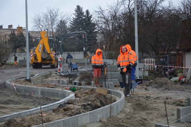 Na razie ciężar prac ekip budowlanych przeniósł się na budowę ronda u zbiegu ulic Zielonogórskiej z ul. Drzymały.