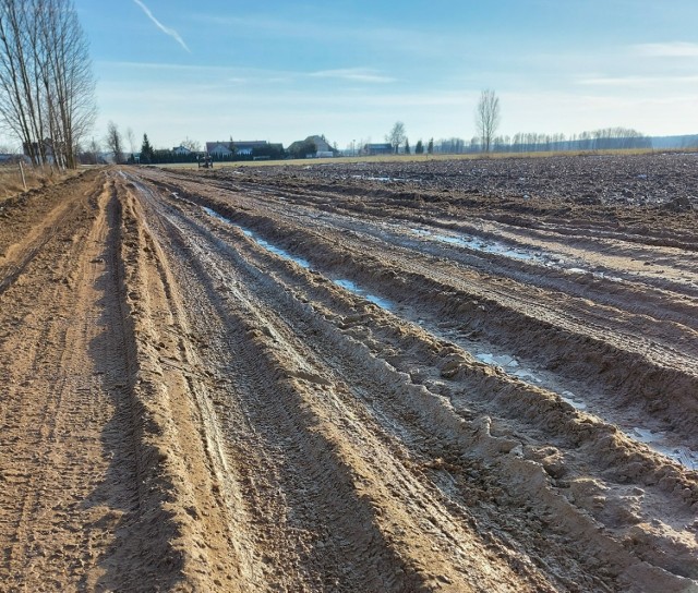 Mieszkańcy Kożuszek (gm. Wyszki) mają dość męki przez drogę prowadzącą do ich domów